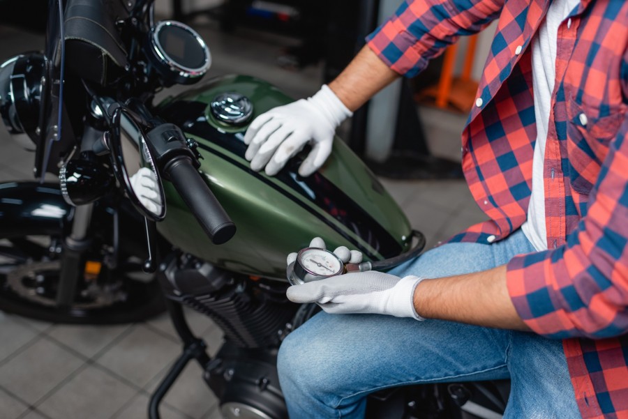 Comment utiliser le vinaigre blanc pour nettoyer un réservoir de moto ?