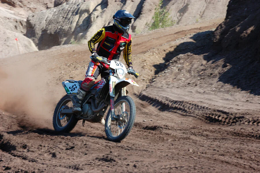 Quelles sont les démarches à suivre pour réhabiliter un terrain de motocross abandonné ?