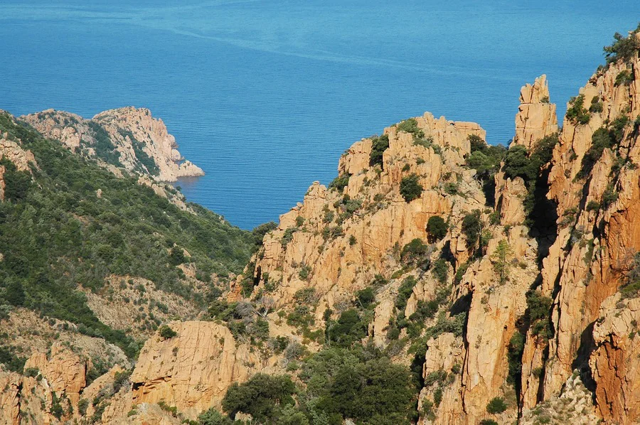 Quels paysages découvrir lors d'un road trip moto en Corse ?